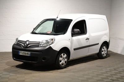 la photo d'une camionnette blanche garée dans un garage