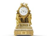 une horloge en or posée sur une table