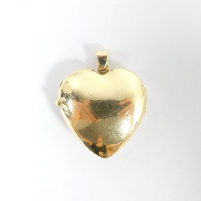 une image représentant un pendentif doré en forme de cœur sur fond blanc