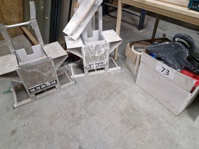 une pile de boîtes posées sur le sol