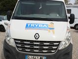 une camionnette blanche garée dans un parking