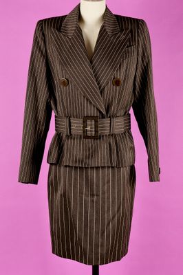 costume marron à fines rayures sur un mannequin, mannequin, mannequin, mannequin, mannequin, mannequin, mannequin, mannequin, mannequin, mann