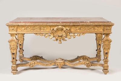 une table en or avec un plateau en marbre sur fond blanc