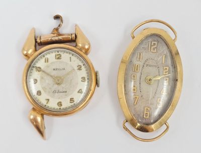 deux montres assises l'une à côté de l'autre sur une surface blanche