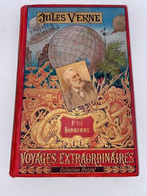 un vieux livre sur lequel figure l'image d'un homme et d'un globe terrestre
