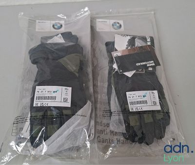 deux paires de gants emballées dans des sacs en plastique