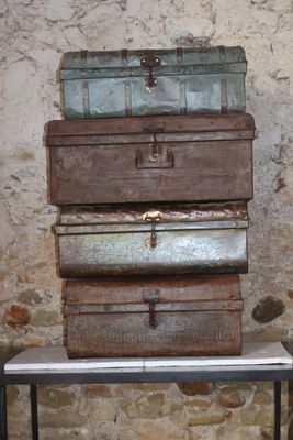 une pile de valises posée sur une table
