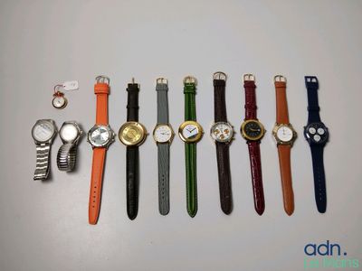 tout un tas de montres alignées sur la table