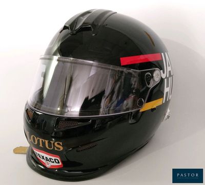 un casque sur lequel est collé un autocollant, posé sur une table
