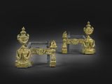 paire de tables basses en bronze et en verre, ornées de figures sur les pieds
