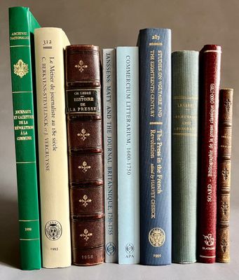 de nombreux livres alignés sur une étagère