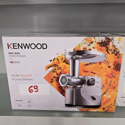 une boîte contenant un hachoir à viande Kenwood exposée dans un magasin