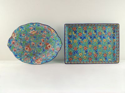deux assiettes et un bol posés sur une table