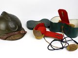 un casque et d'autres objets posés sur une surface blanche