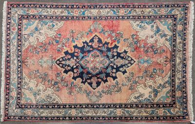 Tapis Iran, fait main en laine, décor d'un médaillon central…