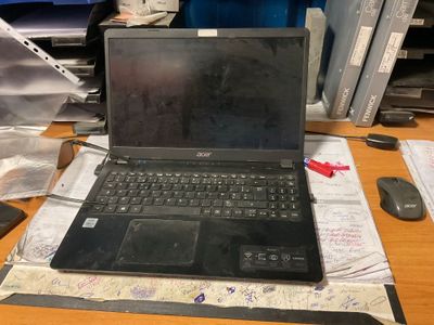 un ordinateur portable posé sur un bureau en bois