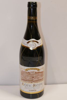 une bouteille de vin posée sur une table