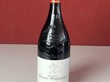 une bouteille de vin posée sur un comptoir à côté de plusieurs bouteilles de vin