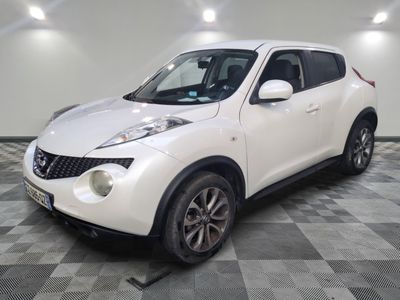 le suv nissan juke blanc est garé sur un sol en damier