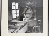 une photo en noir et blanc d'une chambre avec un lit et une chaise