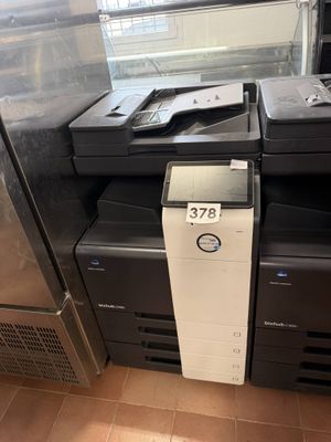 de nombreux modèles d'imprimantes exposés dans un magasin