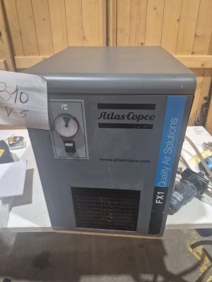 une machine posée sur une table