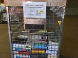 un chariot rempli de livres dans un entrepôt, surmonté d'une pancarte