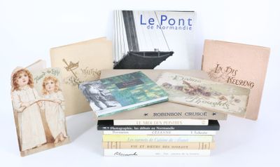 plusieurs livres sont empilés sur une table