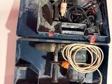 une boîte à outils contenant des outils, posée sur le sol