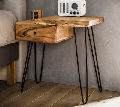 Chevet avec tiroir à gauche ALONG, en acacia massif et pieds…