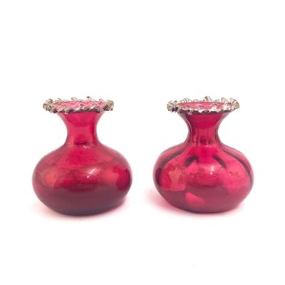 MURANO (?) Paire de petits vases en verre soufflé teinté ros…