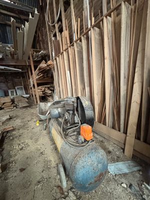 une machine placée au milieu d'une pièce