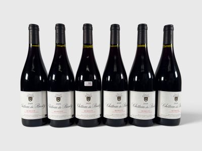 six bouteilles de vin rouge alignées