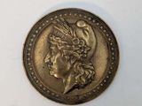 gros plan d'une pièce de monnaie sur laquelle figure une tête de femme