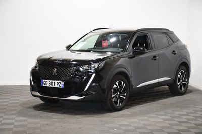 le 4x4 noir est garé sur le sol en damier d'une pièce