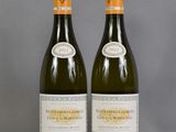 deux bouteilles de vin posées l'une à côté de l'autre sur une table