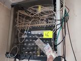 une personne tenant une télécommande devant un serveur