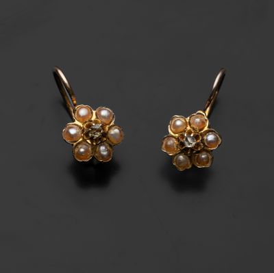 une paire de boucles d'oreilles en or et perles