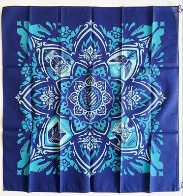 une banda bleue et blanche ornée d'un motif floral bleu