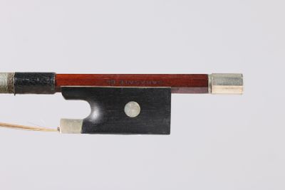 un nœud attaché à une ficelle sur une surface blanche