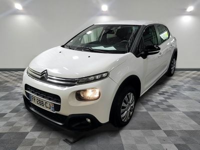 la citrole blanche est garee sur un carrelage en damier