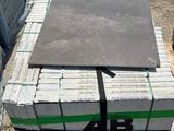 une pile de cartons posée sur une palette au sol