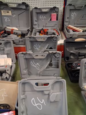 de nombreux outils différents dans la mallette posée sur la table