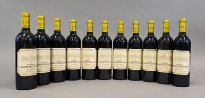 six bouteilles de vin alignées sur une table