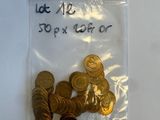 un sac de pièces d'or posé sur une table blanche