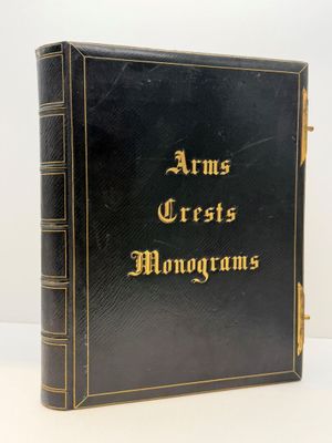 un livre noir orné d'inscriptions dorées, posé sur une table