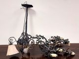 une lampe posée sur une table en bois