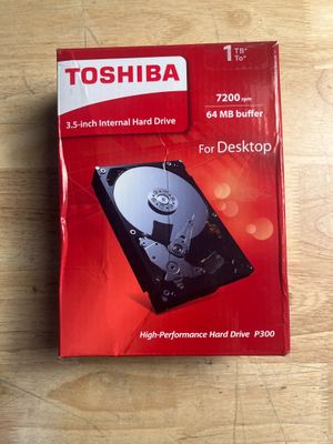 un gros plan sur un boîtier de disque dur posé sur une table