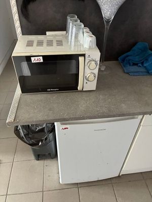 un micro-ondes et un lave-vaisselle posés sur un plan de travail dans une cuisine