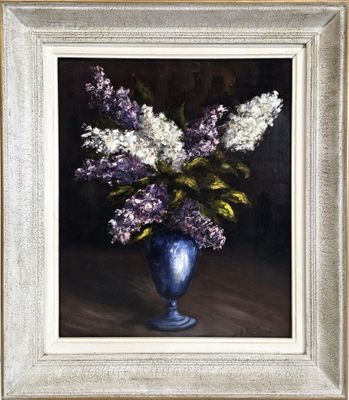 une peinture à l'huile représentant un vase bleu rempli de fleurs violettes et blanches